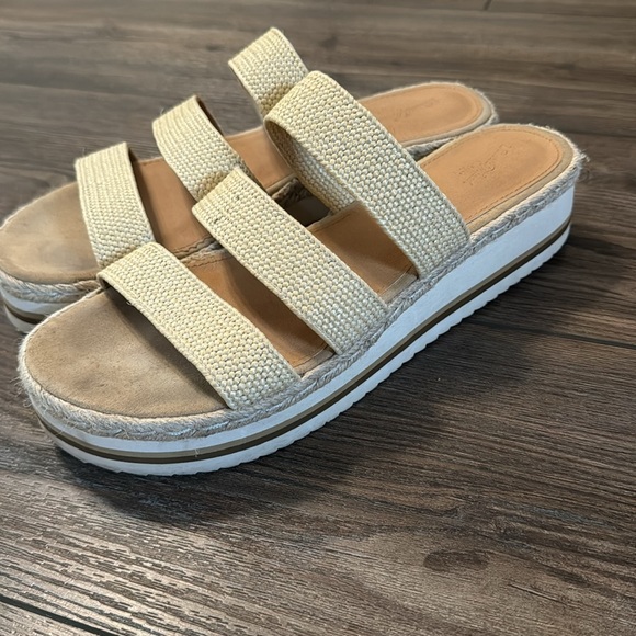 Size 8 Universal Thread Platform Sandals - Picture 3 of 6